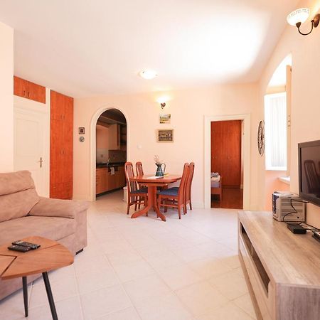 Two Bedroom Apartment In City Center Igor Zára Kültér fotó