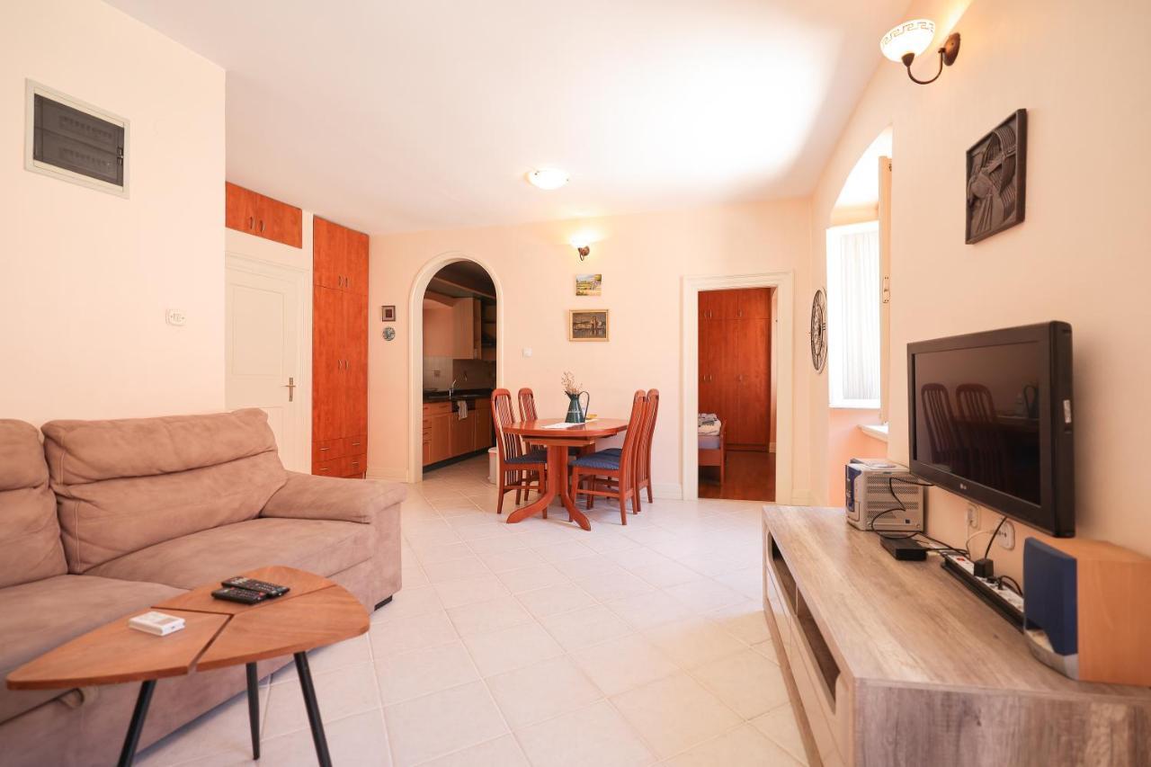 Two Bedroom Apartment In City Center Igor Zára Kültér fotó
