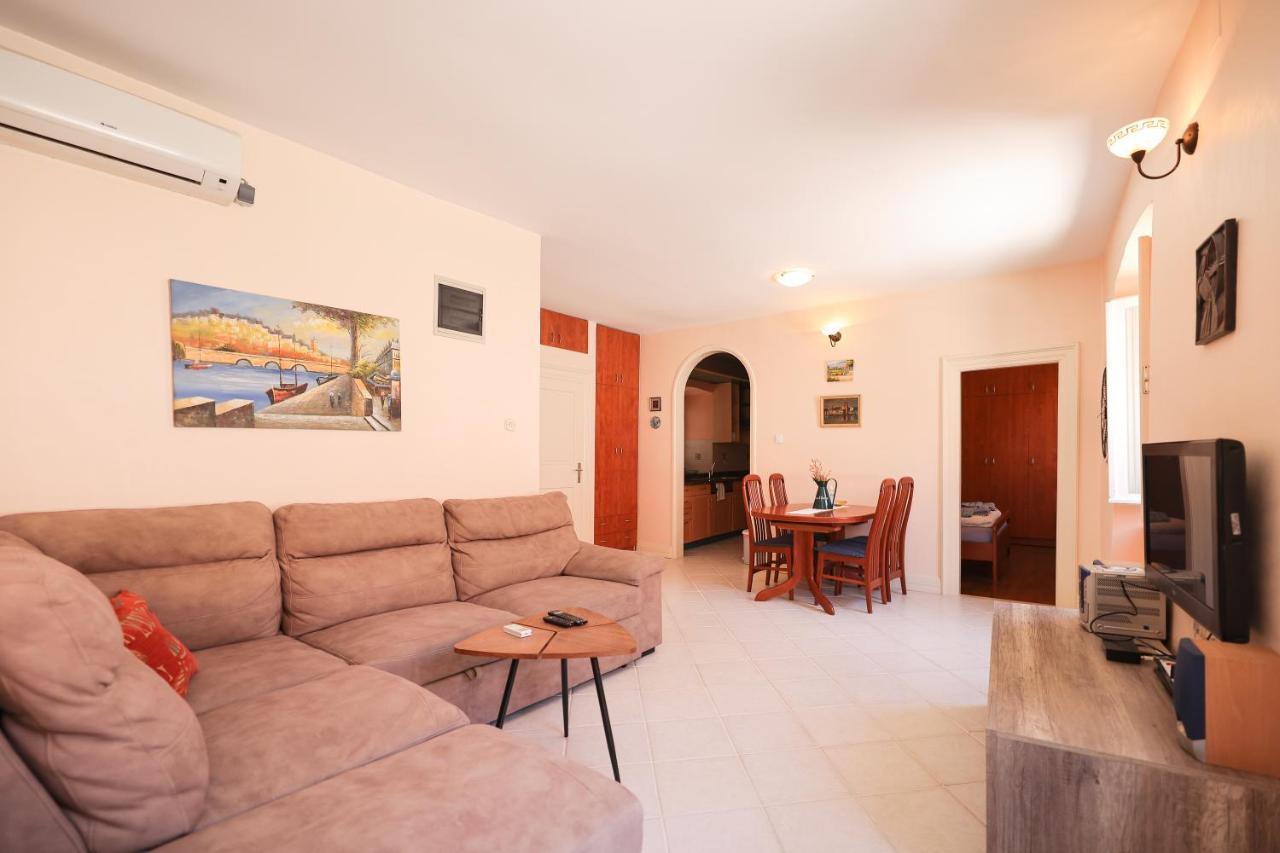 Two Bedroom Apartment In City Center Igor Zára Kültér fotó