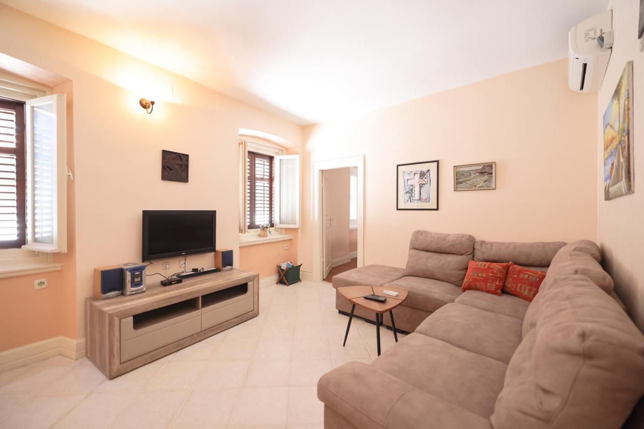 Two Bedroom Apartment In City Center Igor Zára Kültér fotó