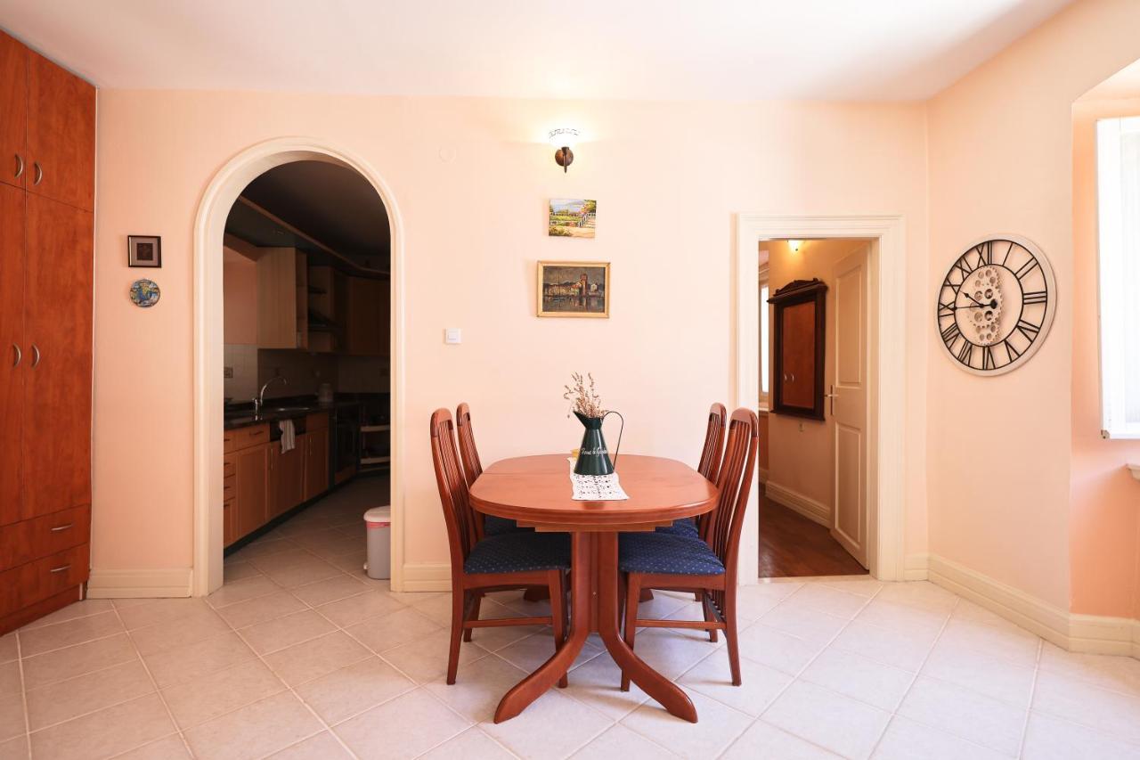 Two Bedroom Apartment In City Center Igor Zára Kültér fotó