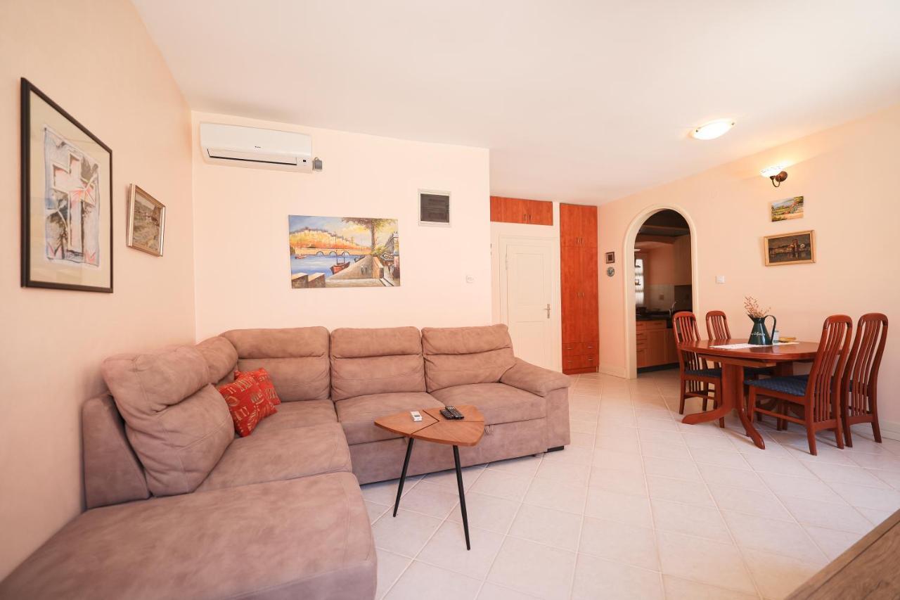 Two Bedroom Apartment In City Center Igor Zára Kültér fotó