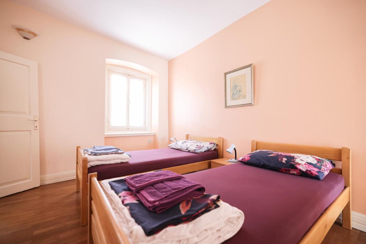 Two Bedroom Apartment In City Center Igor Zára Kültér fotó